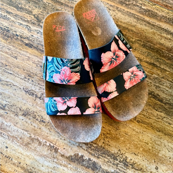 Reef Shoes - Reef Cushion Vista High Floral Slide Sandals